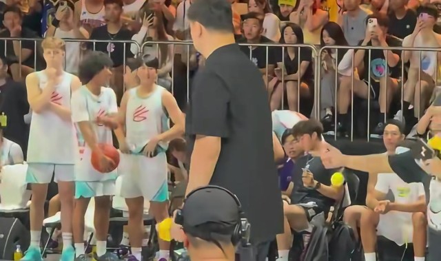 库里微笑快步上前 向姚明致意展现高度尊重