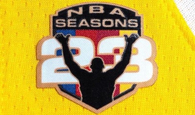 这是要退役了吗？詹姆斯将在剩余比赛中佩戴纪念臂章！