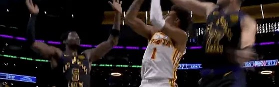 游戏模拟器-东契奇身后送出排球大帽，湖人轰出35-12超级进攻波领先23分