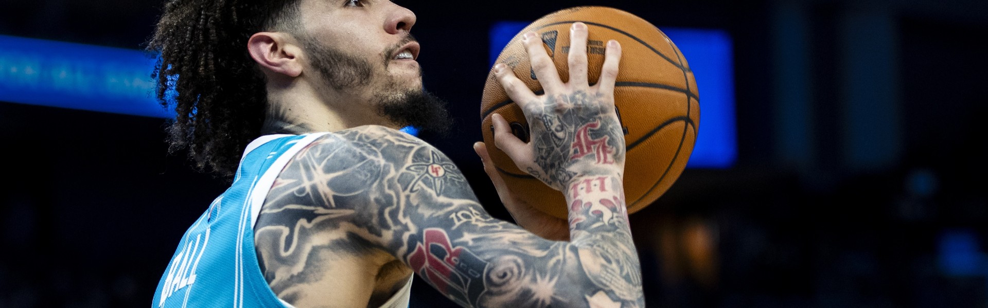 铁麻了！拉梅洛·鲍尔半场11中1&amp;三分7中0仅拿2分3板3助1帽